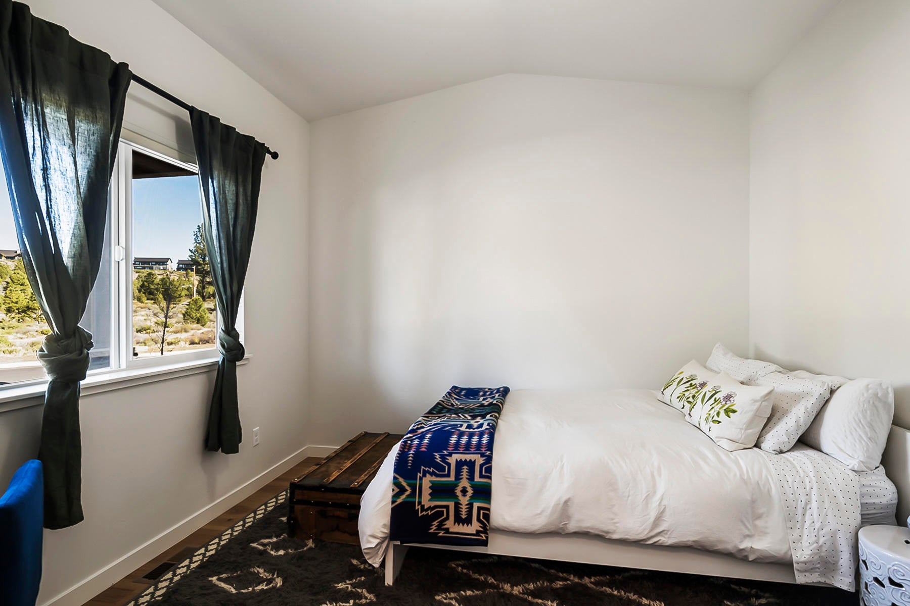 61188 Bachelor View Road Bend, OR 97702 - Photo 18 of 34 18 - Guest Room