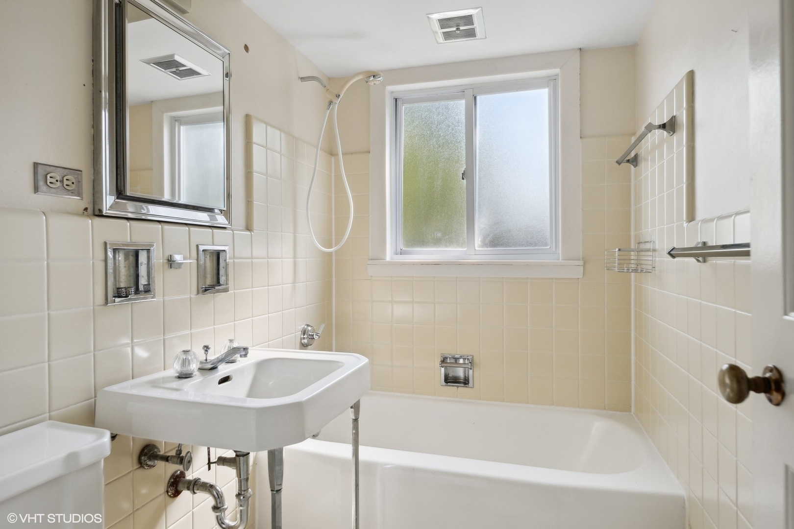 3117 Sprucewood Road Wilmette, IL 60091 - Photo 11 of 16 a bathroom with a sink and a bathtub