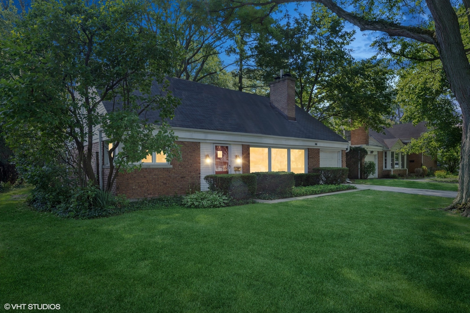 3117 Sprucewood Road Wilmette, IL 60091 - Photo 16 of 16 a house view with a garden space