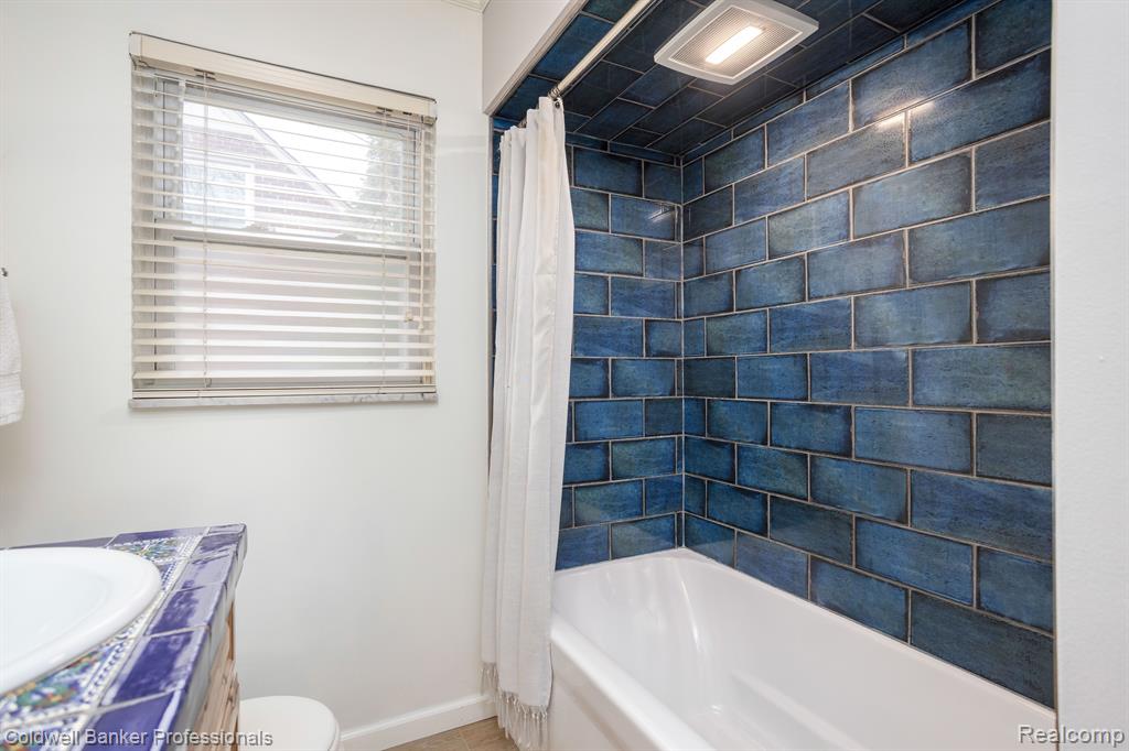 1485 Fairholme Road Grosse Pointe Woods, MI 48236 - Photo 21 of 40