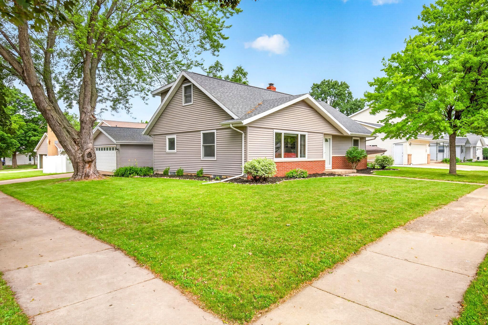 2001 North Douglas Street Appleton, WI 54914 - Photo 2 of 46