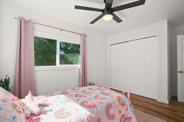 a view of entryway with a door