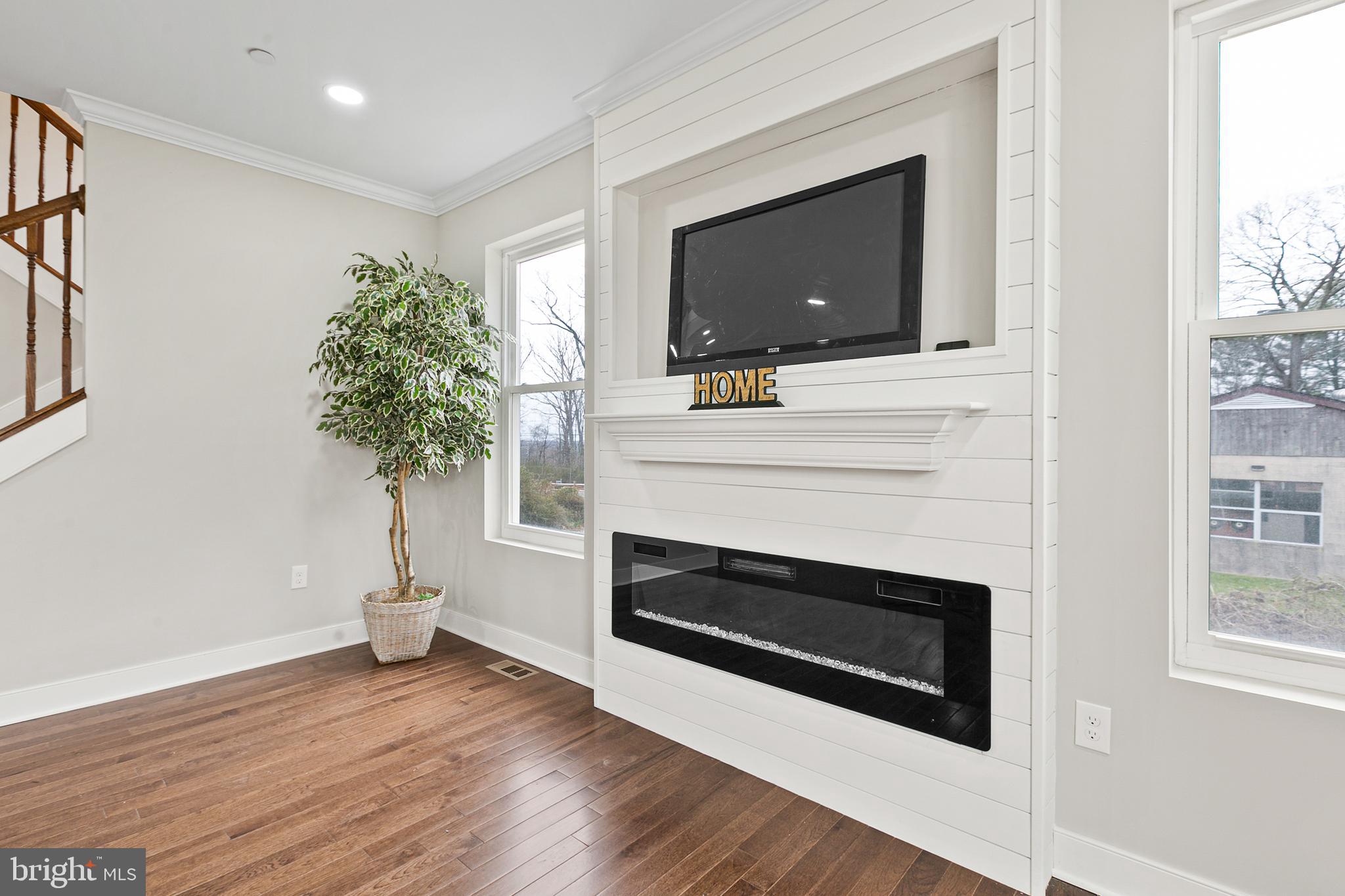 11304 Philadelphia Road White Marsh, MD 21162 - Photo 13 of 54 Living room