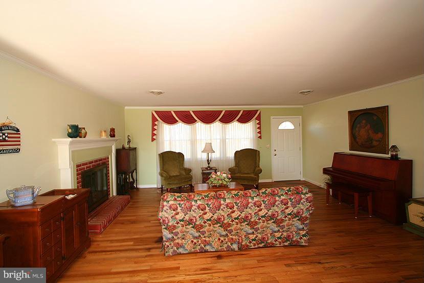 1502 Calvert Road Chester, MD 21619 - Photo 14 of 21 Living Room
