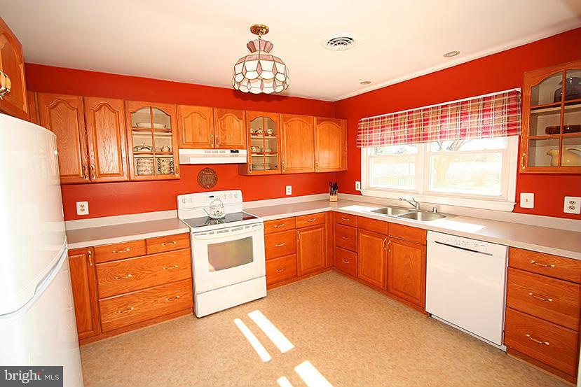 1502 Calvert Road Chester, MD 21619 - Photo 10 of 21 Kitchen