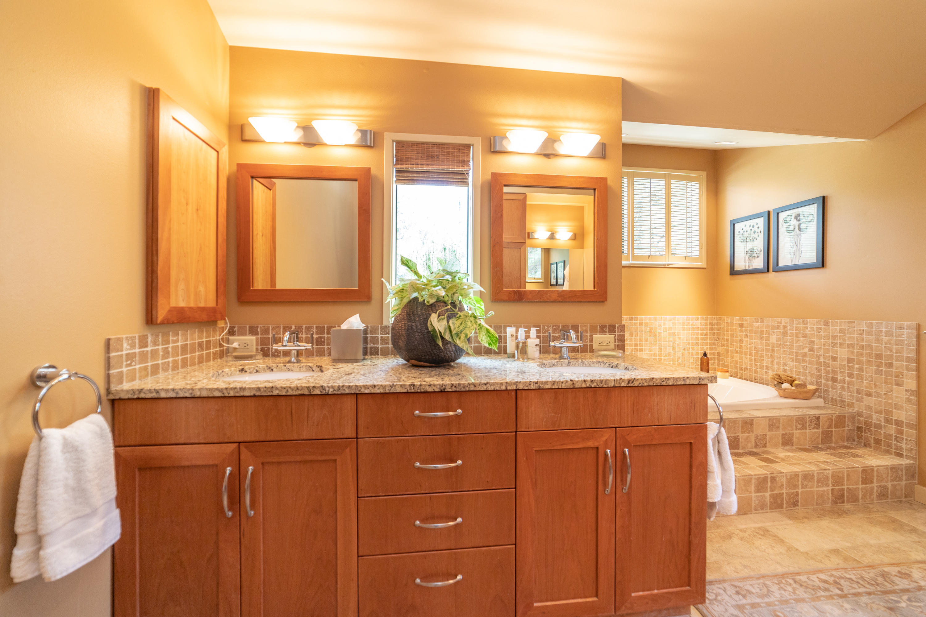 2020 Northwest Putnam Road Bend, OR 97703 - Photo 19 of 51 PhotoMyListing-40