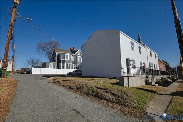 a view of a street with house
