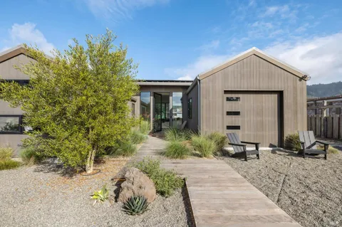 a view of a house with backyard and garden
