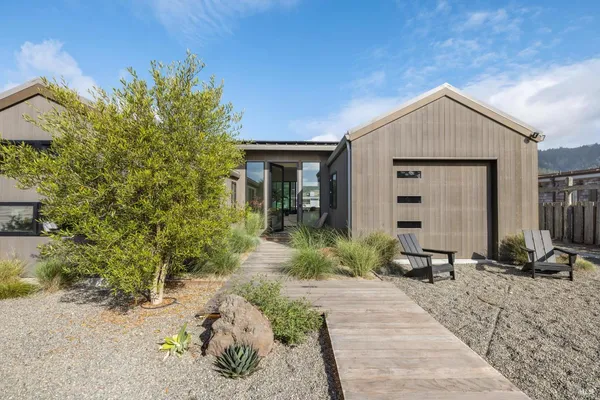 a view of a house with backyard and garden