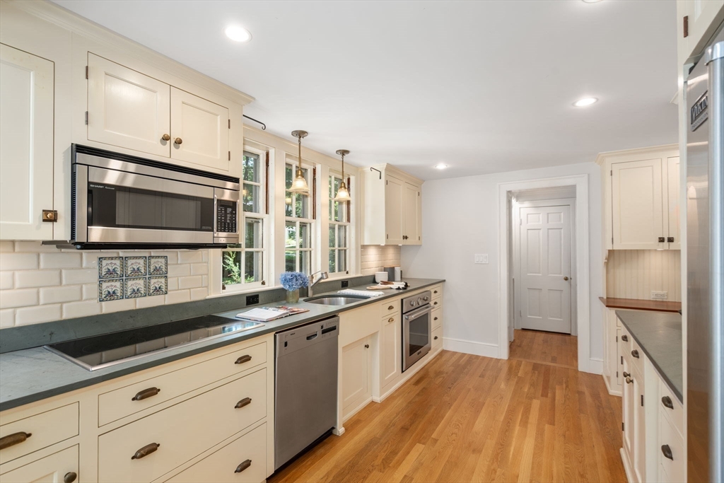 41 Locust Avenue Lexington, MA 02421 - Photo 10 of 34
