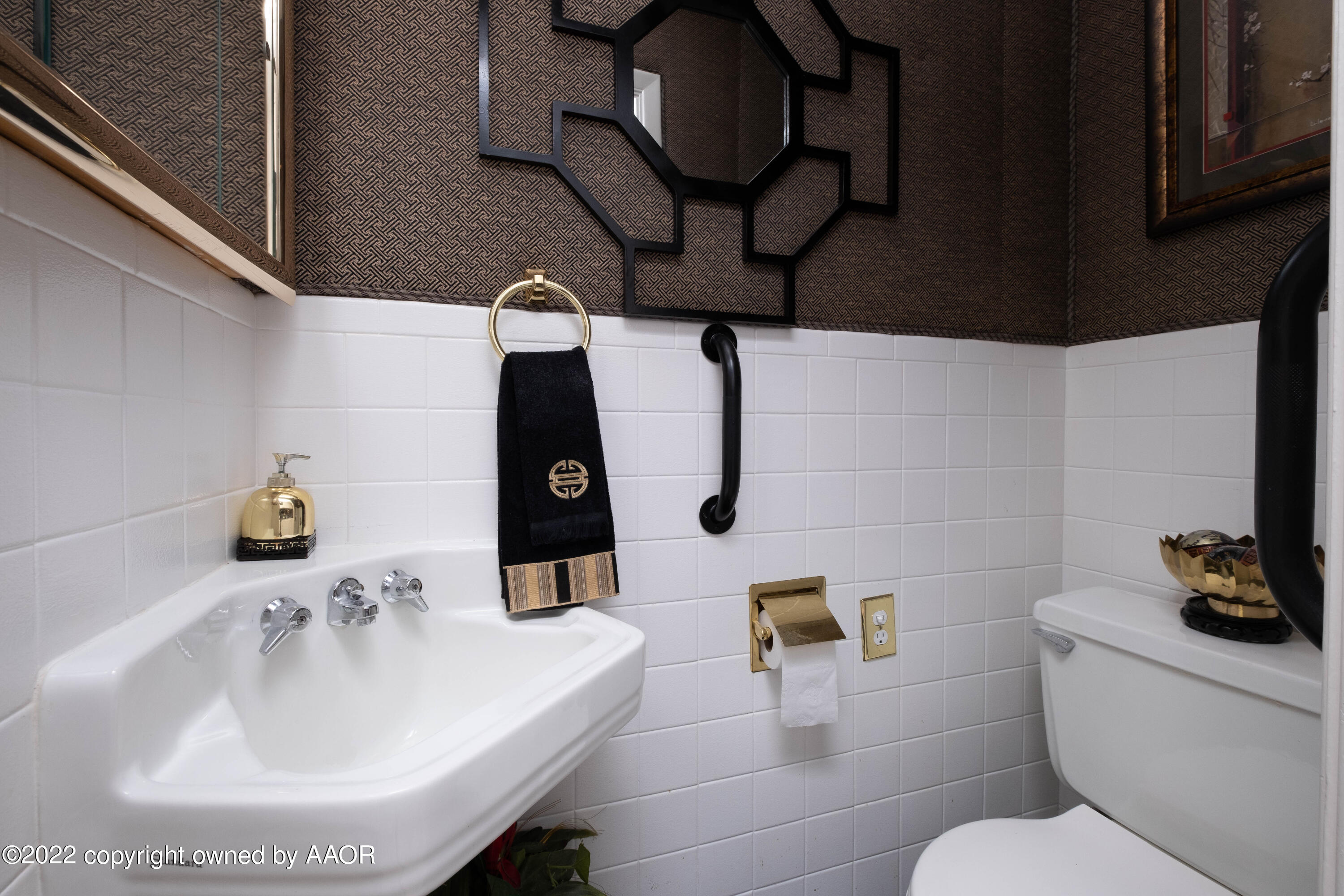 6016 Dreyfuss Road Amarillo, TX 79106 - Photo 35 of 91 a bathroom with a sink and a toilet