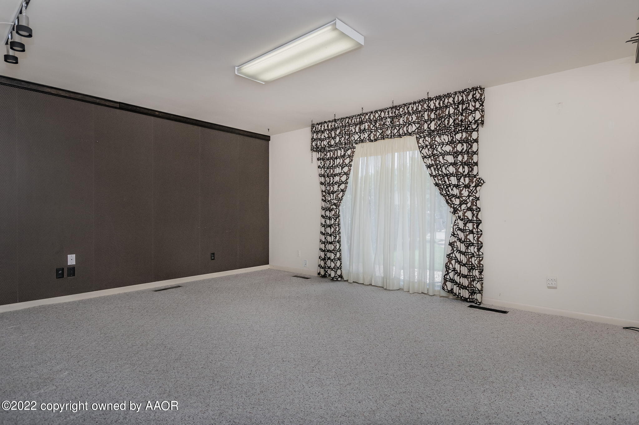 6016 Dreyfuss Road Amarillo, TX 79106 - Photo 44 of 91 a view of an empty room with a window