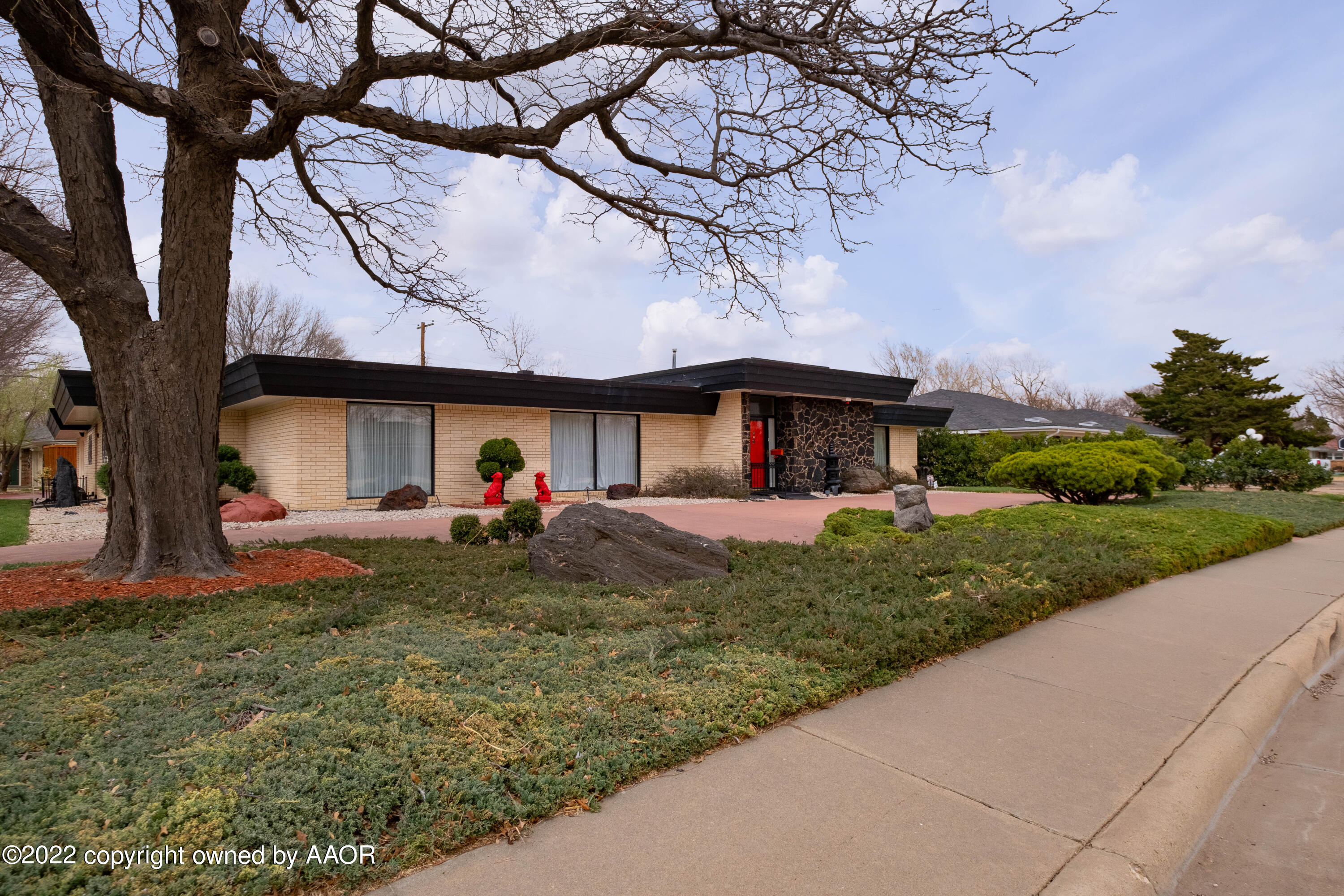 6016 Dreyfuss Road Amarillo, TX 79106 - Photo 82 of 91 a view of a house with a small yard and a large tree