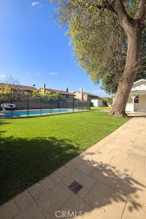 a view of a back yard