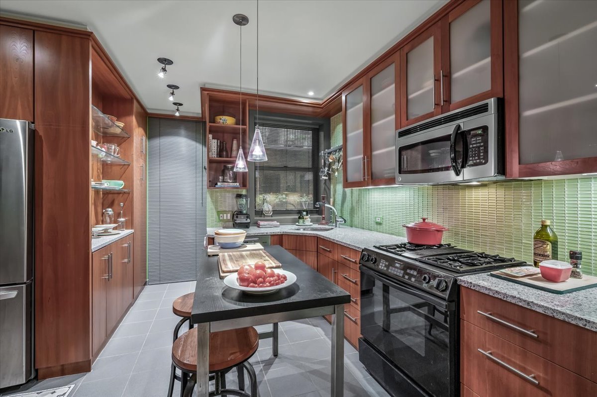 674 West Irving Park Road, Unit F7 Chicago, IL 60613 - Photo 12 of 23 Gallery Image 12