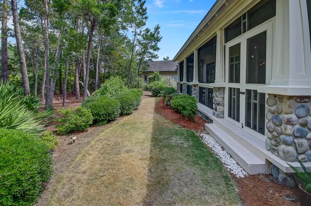 a view of a pathway with a house