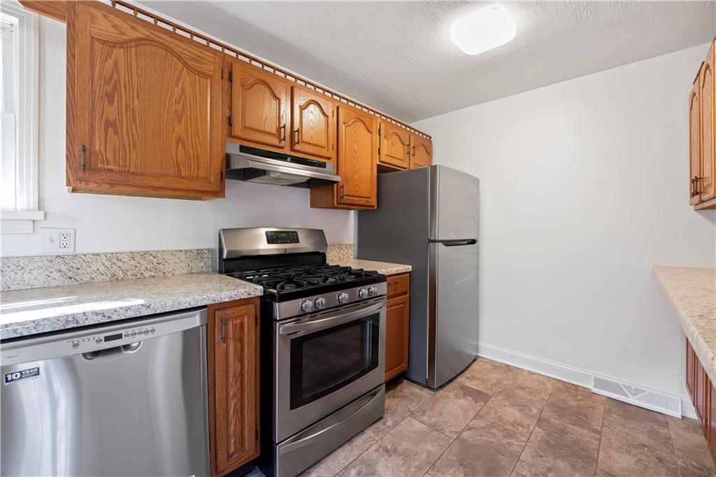 127 Bartley Road Pittsburgh, PA 15241 - Photo 8 of 17 Gallery Image 8