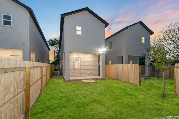 a view of a house with backyard and garden