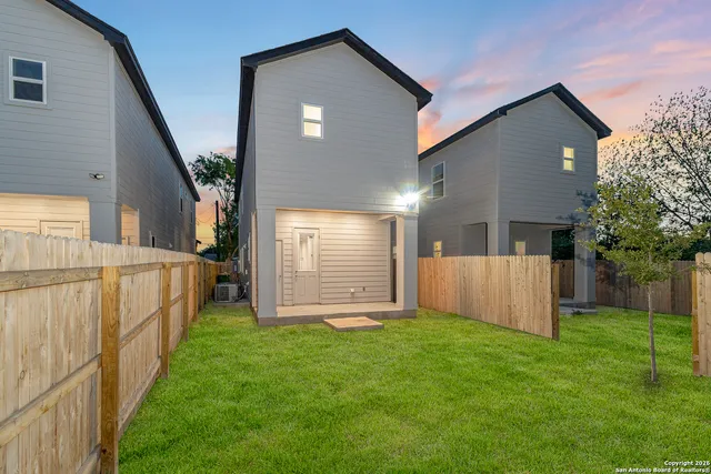 a view of a house with backyard and garden