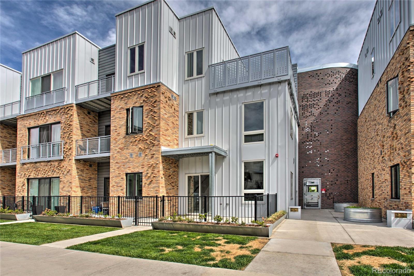 2550 Lawrence Street, Unit RB204 Denver, CO 80205 - Photo 35 of 36 a view of a building with a yard