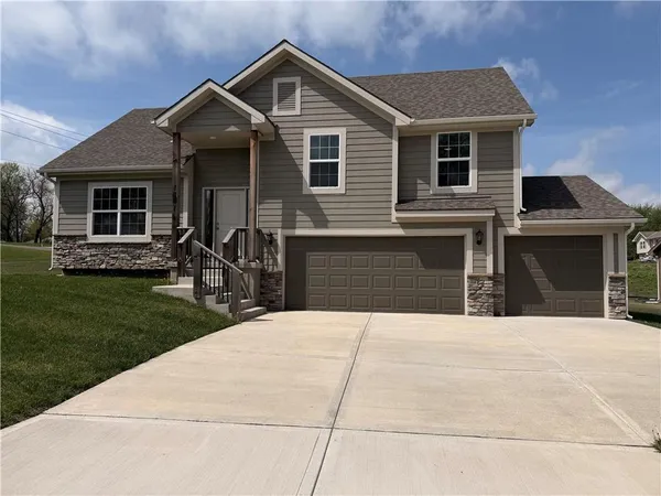 $360,000 | 1301 West Concord Drive, Plattsburg, MO 64477