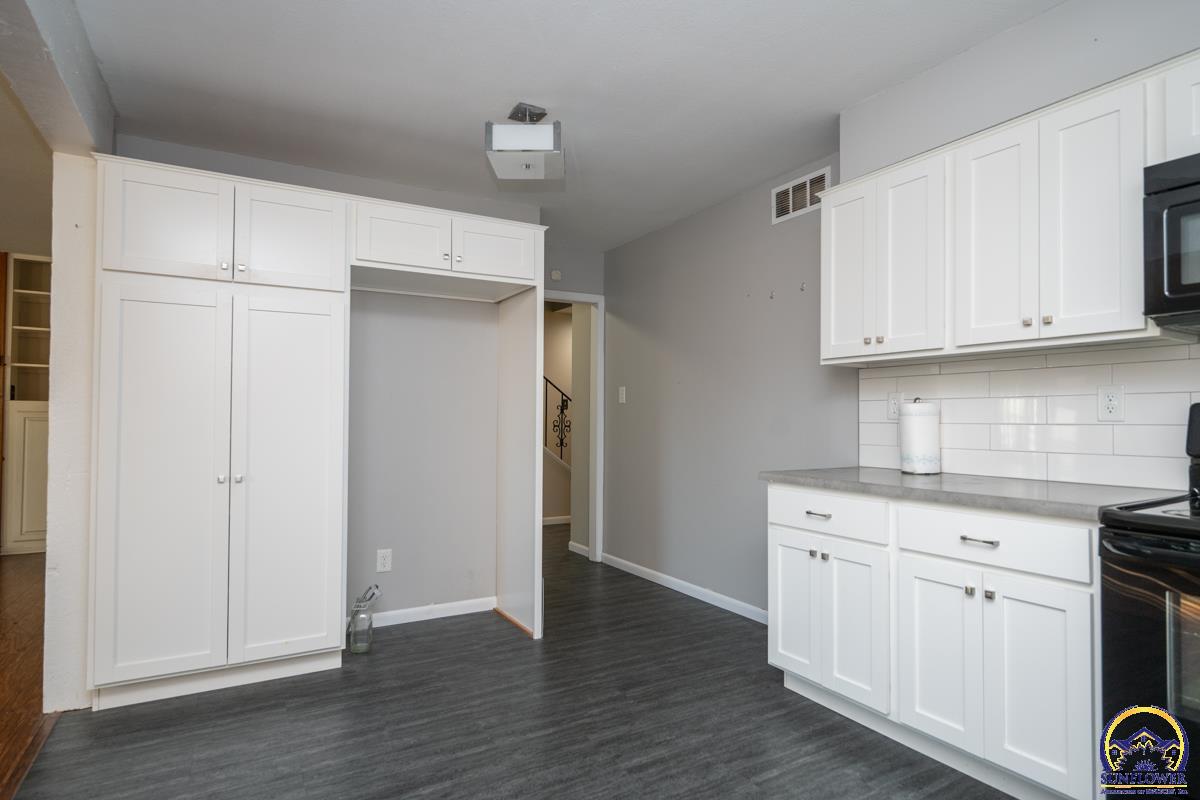 3036 Southwest Randolph Avenue Topeka, KS 66611 - Photo 10 of 27