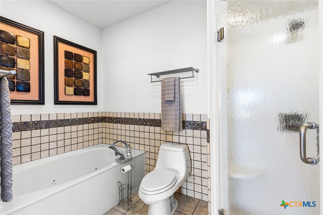 130 Sobrante Road, Unit 112 Belton, TX 76513 - Photo 22 of 48 a bathroom with a toilet and a bathtub
