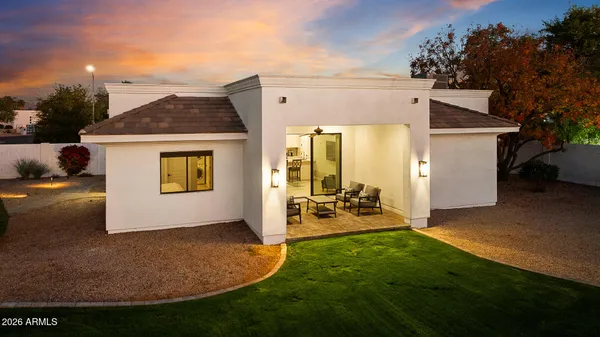 a view of a house with backyard