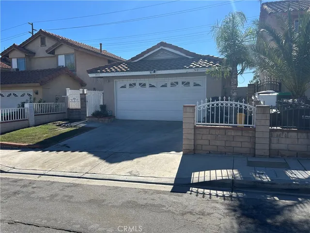 a front view of house with yard