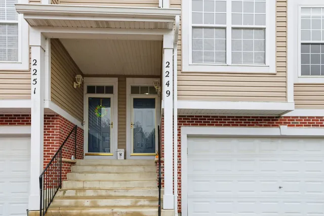$2,300 | 2249 Hudson Circle, Aurora, IL 60502