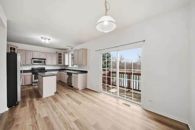 $2,300 | 2249 Hudson Circle, Aurora, IL 60502