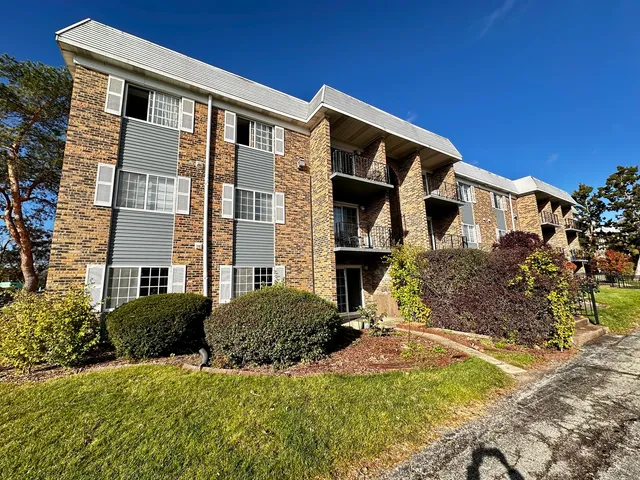 $239,000 | 1603 North Windsor Drive, Unit 102, Arlington Heights, IL 60004