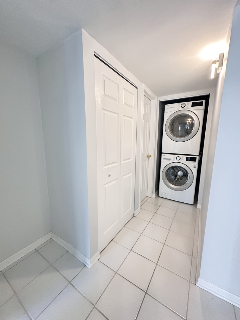 1603 North Windsor Drive, Unit 102 Arlington Heights, IL 60004 - Photo 12 of 18 a utility room with dryer and washer