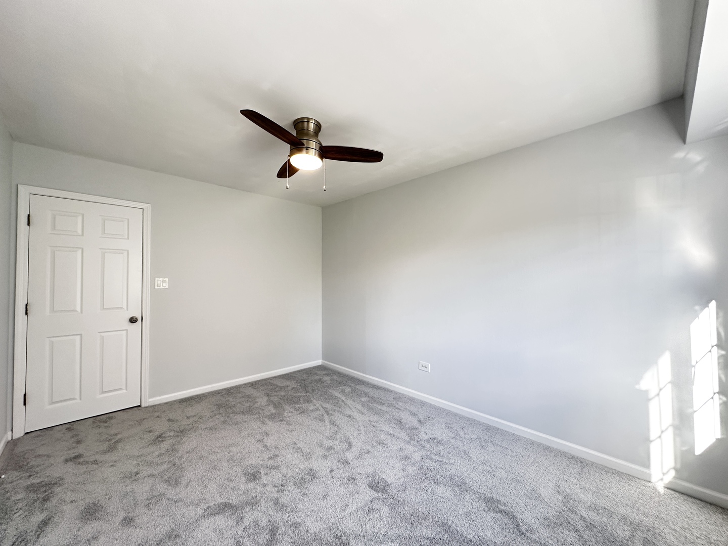 1603 North Windsor Drive, Unit 102 Arlington Heights, IL 60004 - Photo 14 of 18 a view of a livingroom with a ceiling fan and window