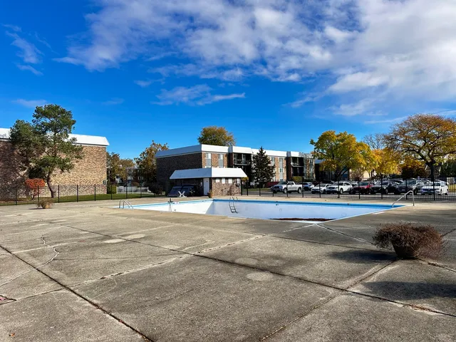 $239,000 | 1603 North Windsor Drive, Unit 102, Arlington Heights, IL 60004