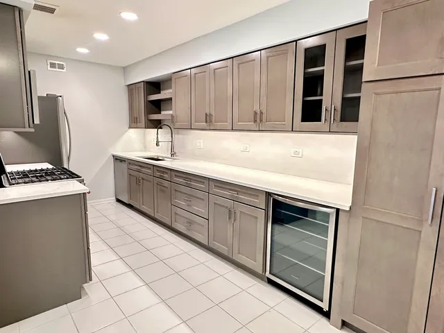 $239,000 | 1603 North Windsor Drive, Unit 102, Arlington Heights, IL 60004