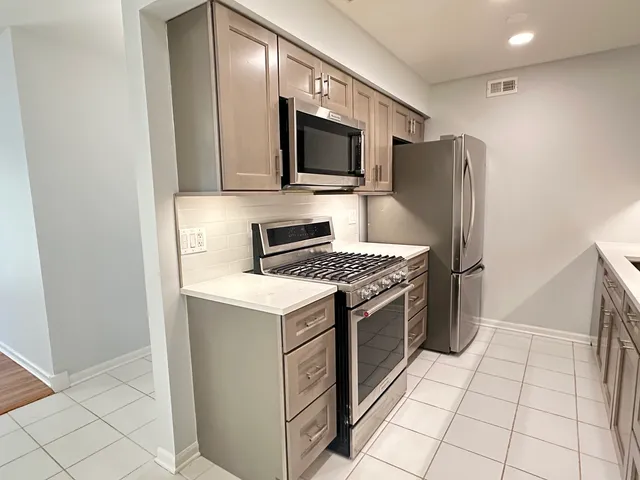 $239,000 | 1603 North Windsor Drive, Unit 102, Arlington Heights, IL 60004