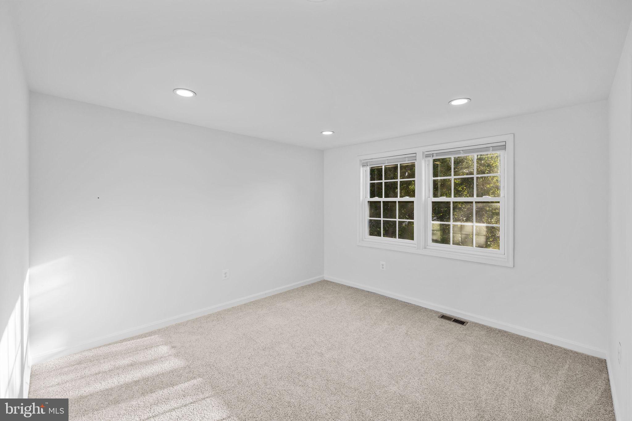4001 Middle Ridge Drive Fairfax, VA 22033 - Photo 33 of 49 an empty room with a window