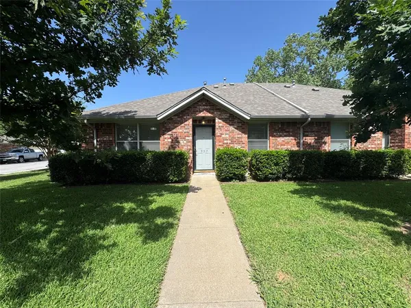 $1,395 | 957 Austin Court, Unit 957, Weatherford, TX 76086