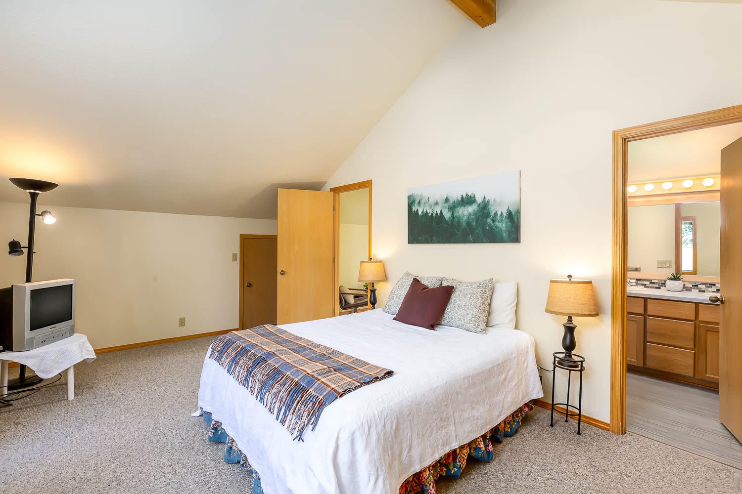 18193 Oregon Loop, Unit 4 Sunriver, OR 97707 - Photo 22 of 40 Primary Suite Up