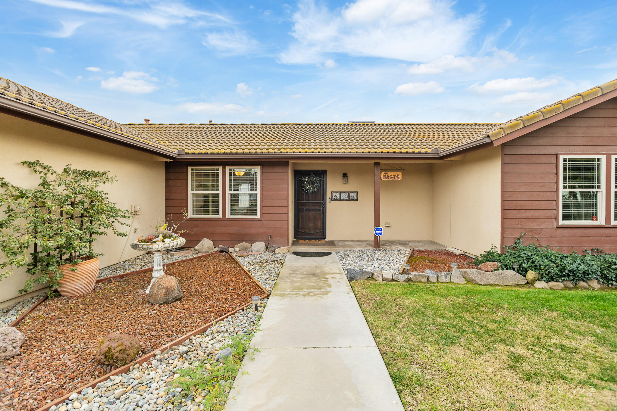 812 Woods Place Exeter, CA 93221 - Photo 33 of 47 6 Walkway