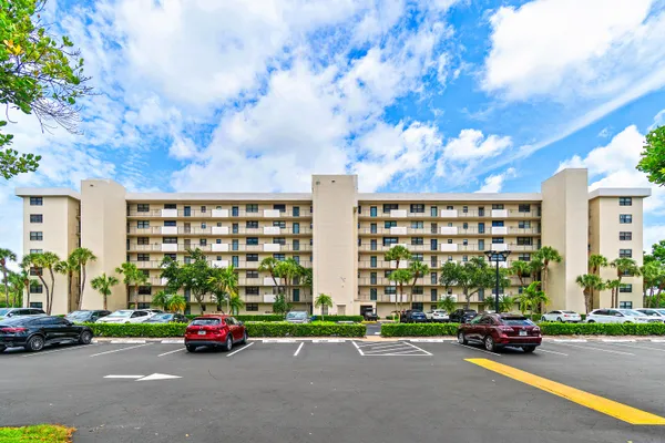 $2,200 | 2400 Deer Creek, Unit 6081, Deerfield Beach, FL 33442