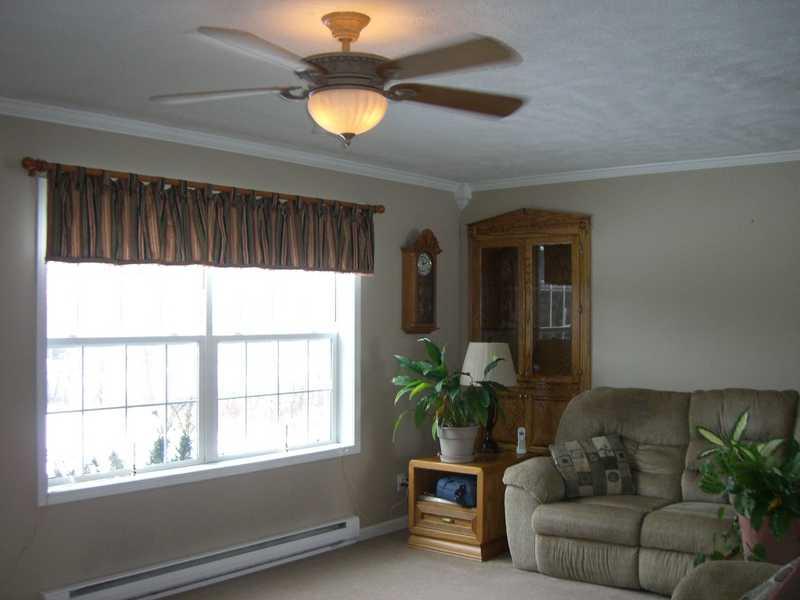 820 River Road Greenville, PA 16125 - Photo 8 of 18 Living Room.