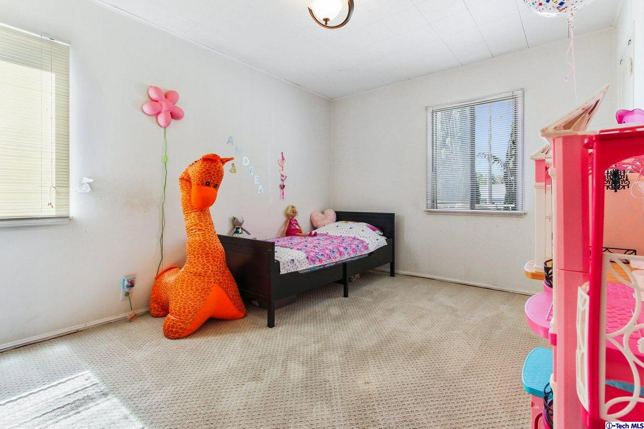 528 Stanford Road Burbank, CA 91504 - Photo 18 of 30 Gallery Image 18