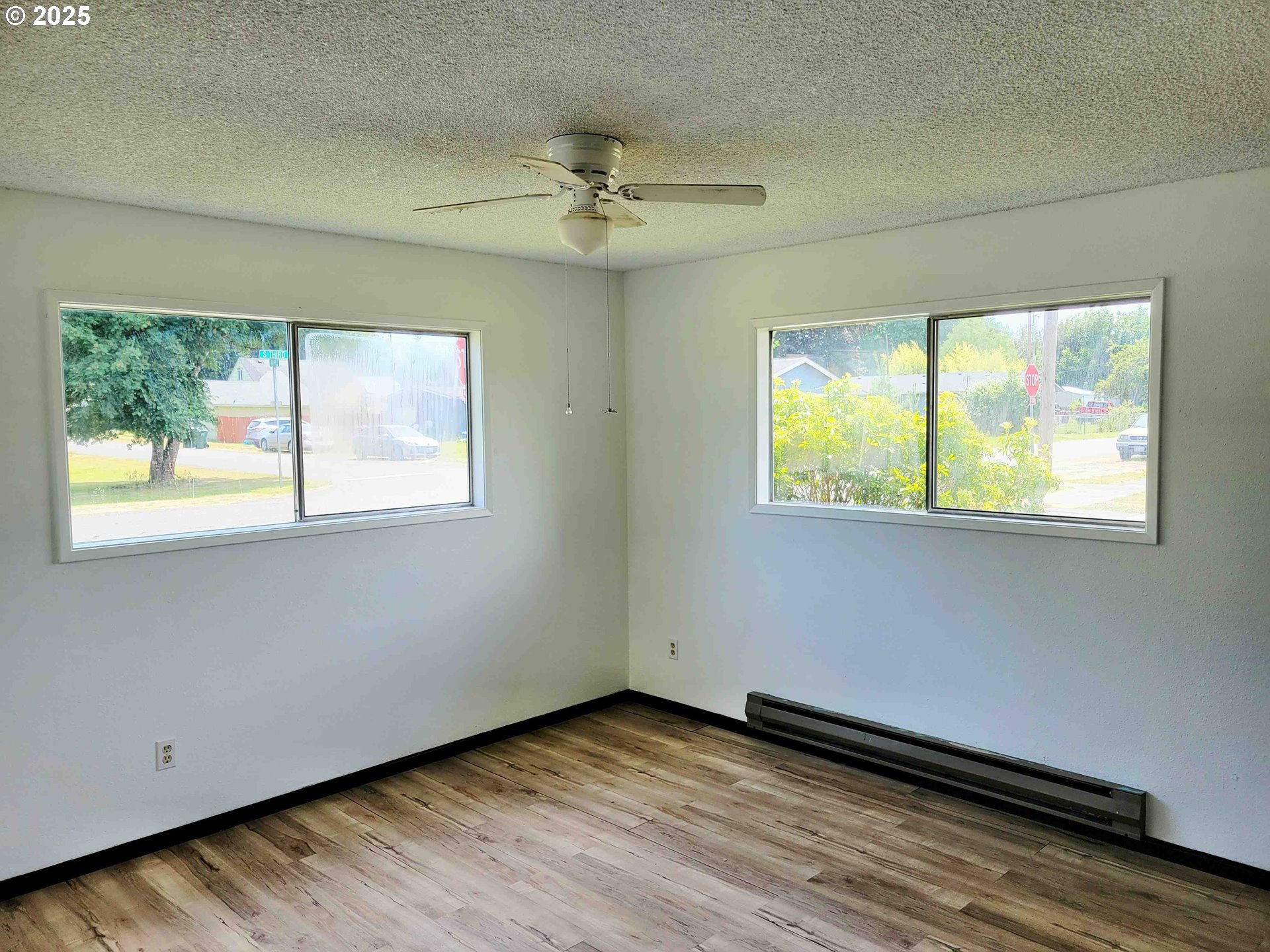 300 Maple Street Toledo, WA 98591 - Photo 7 of 19 an empty room with a window