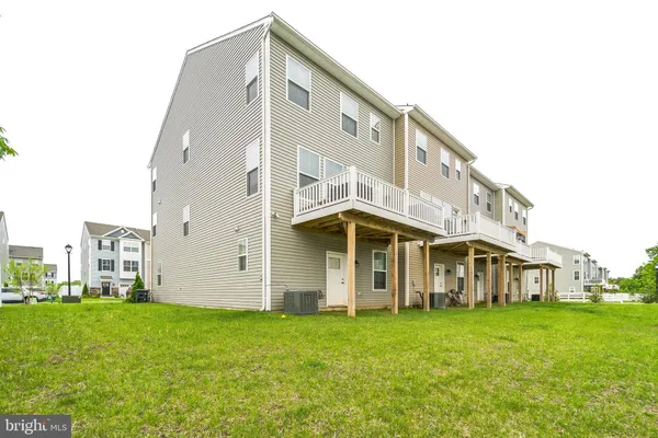 a view of a house with backyard and garden