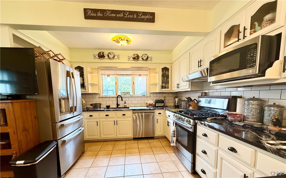561 Main Street Oneida, NY 13421 - Photo 13 of 47 Granite countertops w/stainless steel appliances