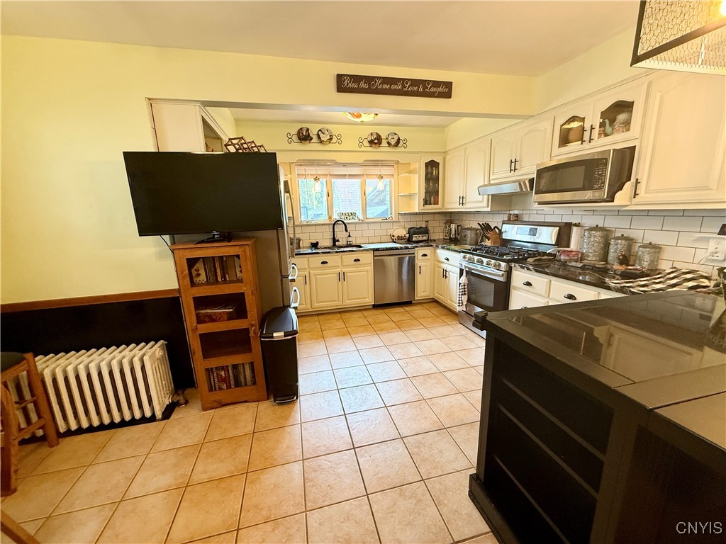 561 Main Street Oneida, NY 13421 - Photo 16 of 47 Large Kitchen w/granite countertops