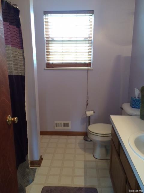 10901 East Lovejoy Road Byron, MI 48418 - Photo 11 of 28 master bathroom