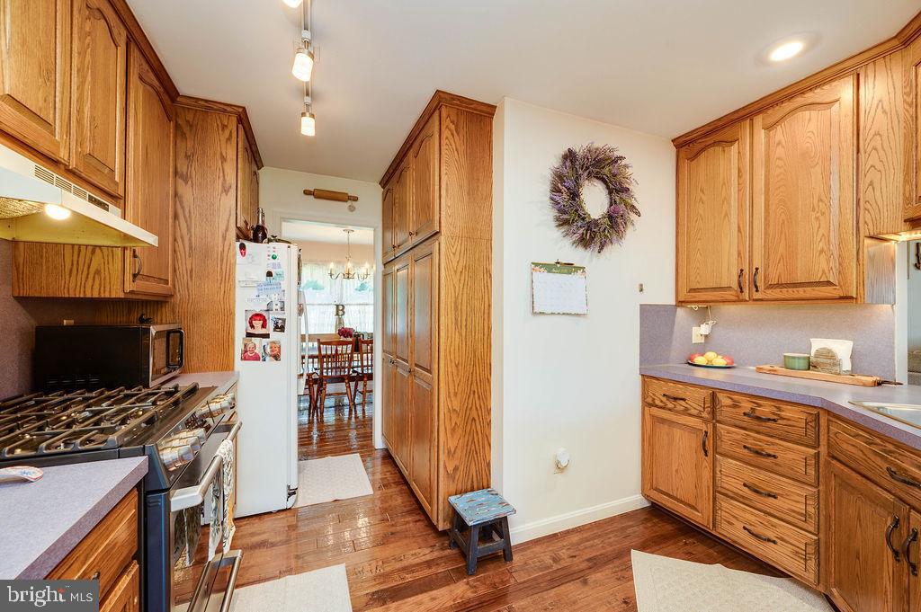 881 Zion Road Mohnton, PA 19540 - Photo 22 of 64 Warm and inviting kitchen with oak cabinetry.